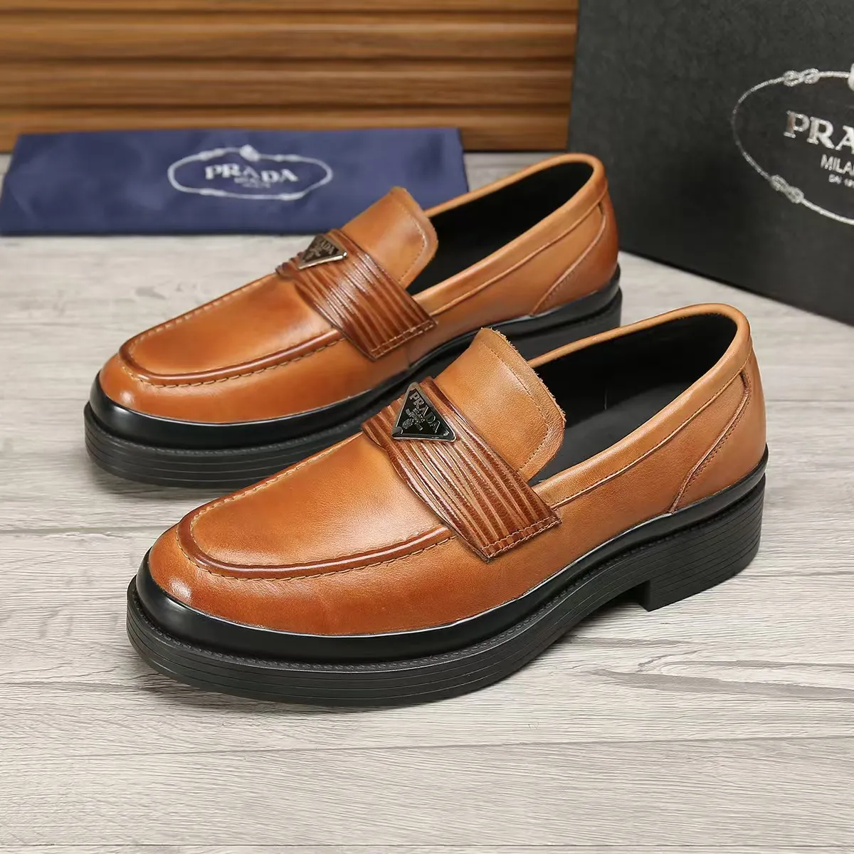 Men's shoes 💰540 💰💰🎩🎩【Prada】Counter 1:1⬆️original reproduction, absolute quality🆗Original outsole, high-quality imported rubber, wear-resistant and non-slip, never degummed, upper material: imported first-layer cowhide➕anti-slip foam outsole, official website material, lining material: water-dyed leather lining, 3 colors available! Code number 38-45